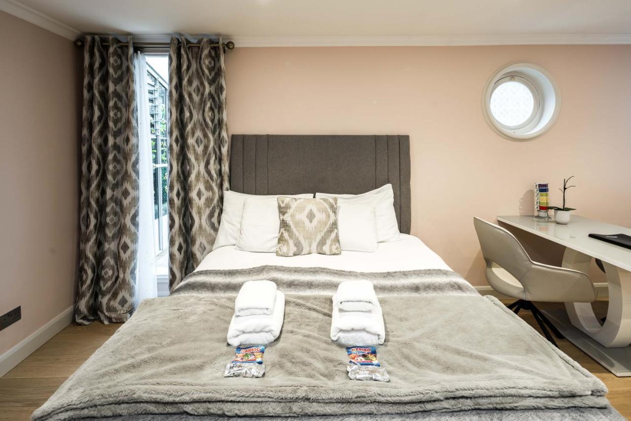 Superb Chelsea Rare Find With Patio 2 Min From Tube Apartment