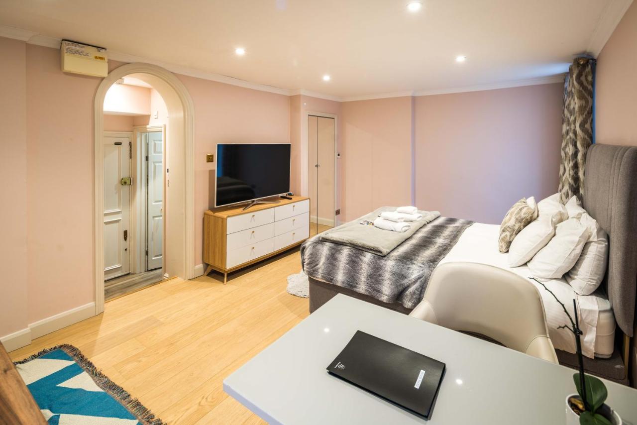 Superb Chelsea Rare Find With Patio 2 Min From Tube *