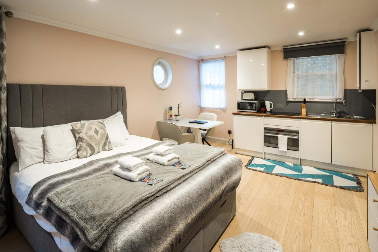 Superb Chelsea Rare Find With Patio 2 Min From Tube Apartment London