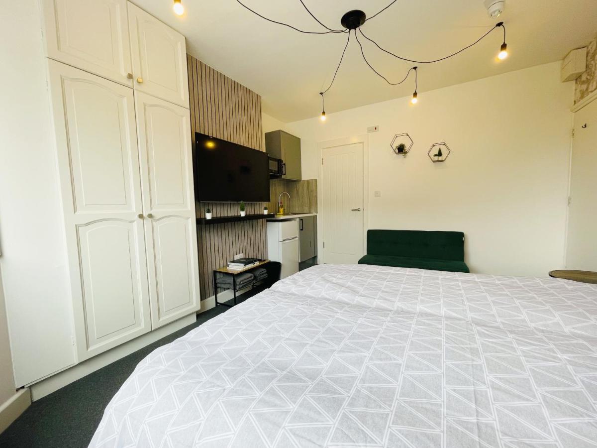Cosy Bright Close To Wembley Stadium London
