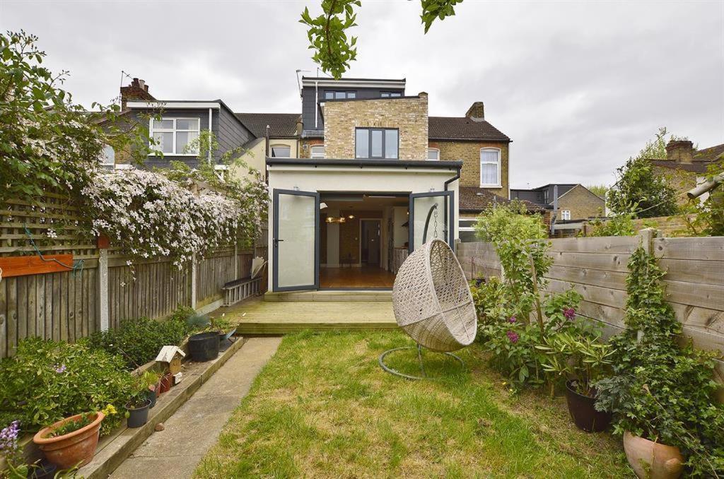 Hospedagem domiciliar Contemporary 3 Bed House With Spacious Garden Close To Stratford & Canary Wharf