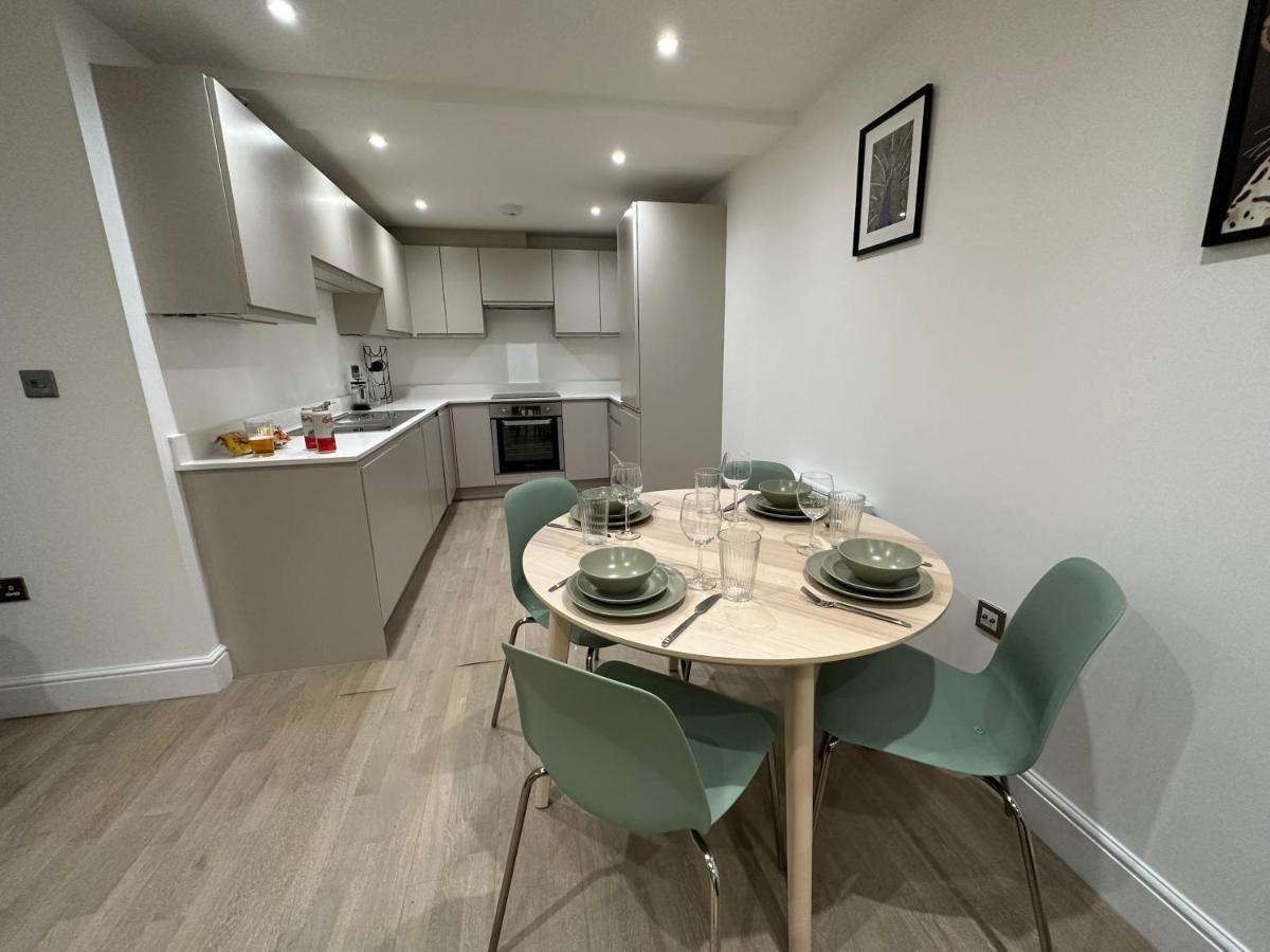 Brilliant Private Bedroom & En-suite In New Flat -1a August House Londres
