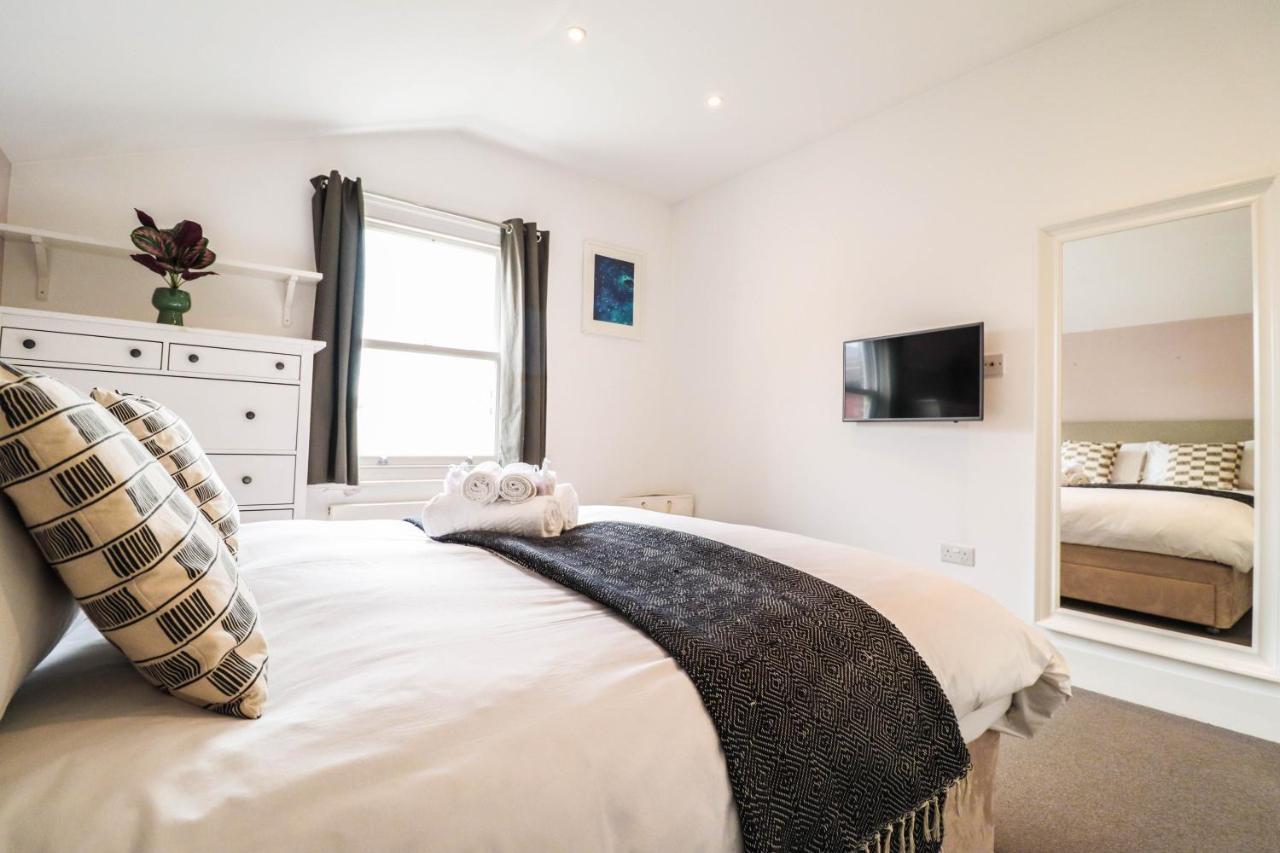 Modern & Spacious 1 Bedroom Clapham Junction Flat * London