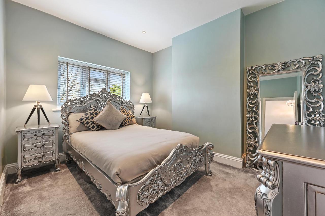 Wembley Luxury Residence- Opulence House Holiday home *