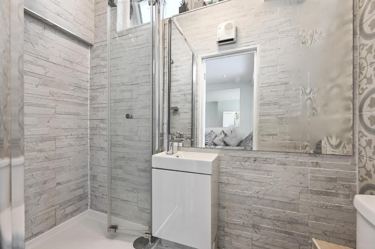 Wembley Luxury Residence- Opulence House Holiday home *