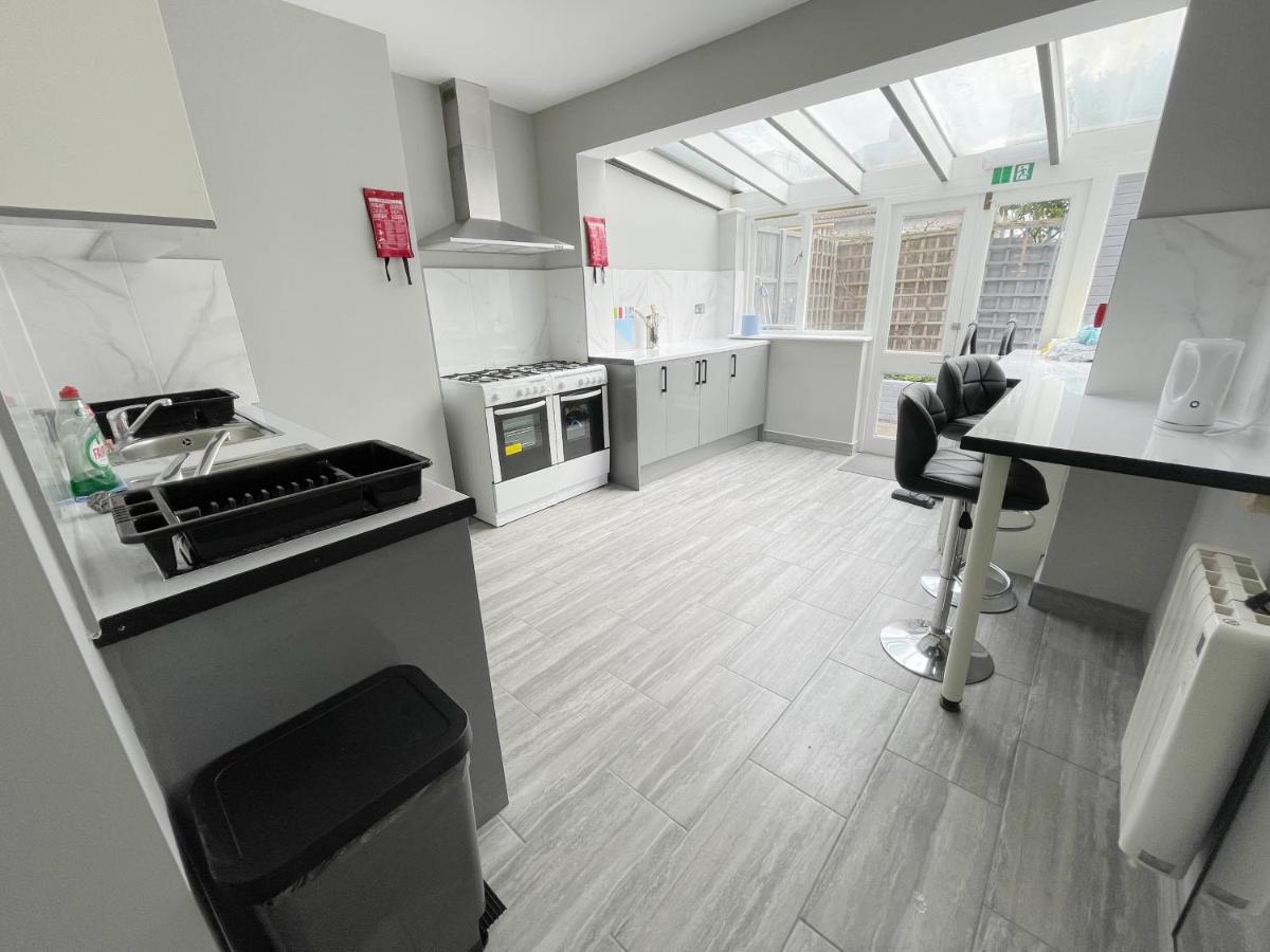 Cosy Bright Close To Wembley Stadium * London