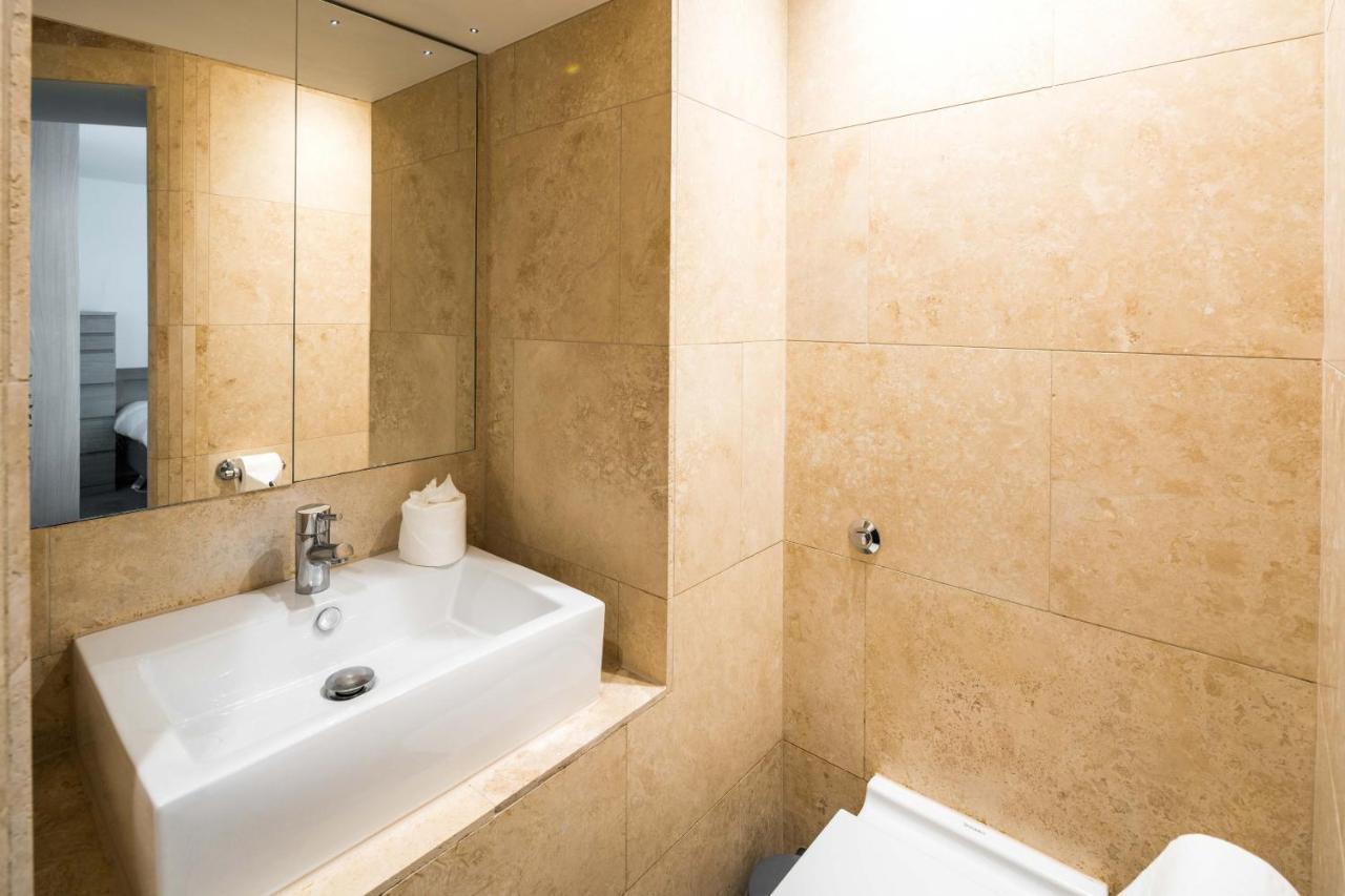 Apartment Elegant 2bd Duplex With Outdoor Patio/glass Canopy *