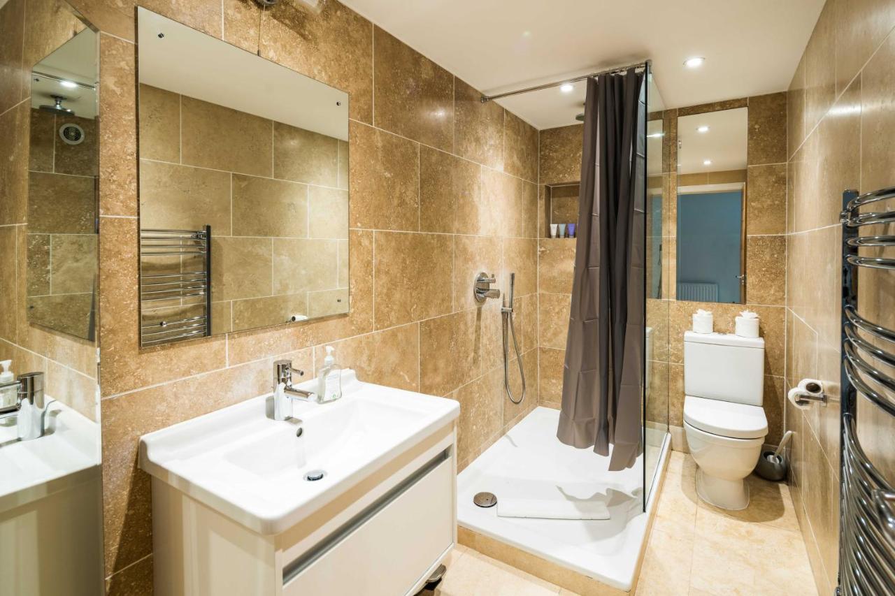 Elegant 2bd Duplex With Outdoor Patio/glass Canopy Apartment London