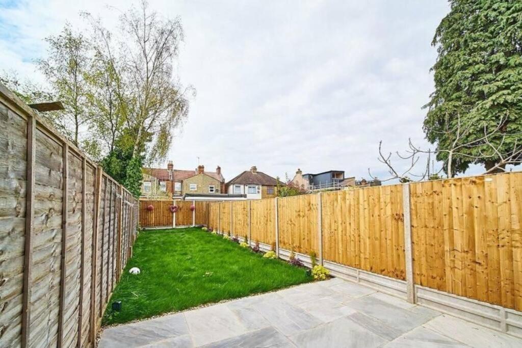 Spacious 4br House, London, Sleeps 9, Parking Available Apartamento Londres