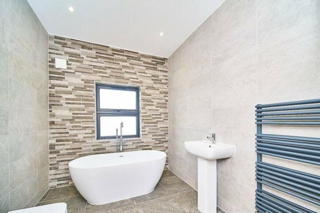 Spacious 4br House, London, Sleeps 9, Parking Available Apartamento *