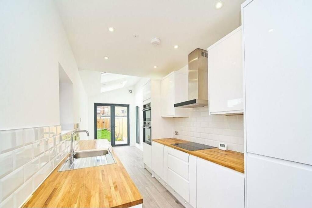 Spacious 4br House, London, Sleeps 9, Parking Available Apartamento *