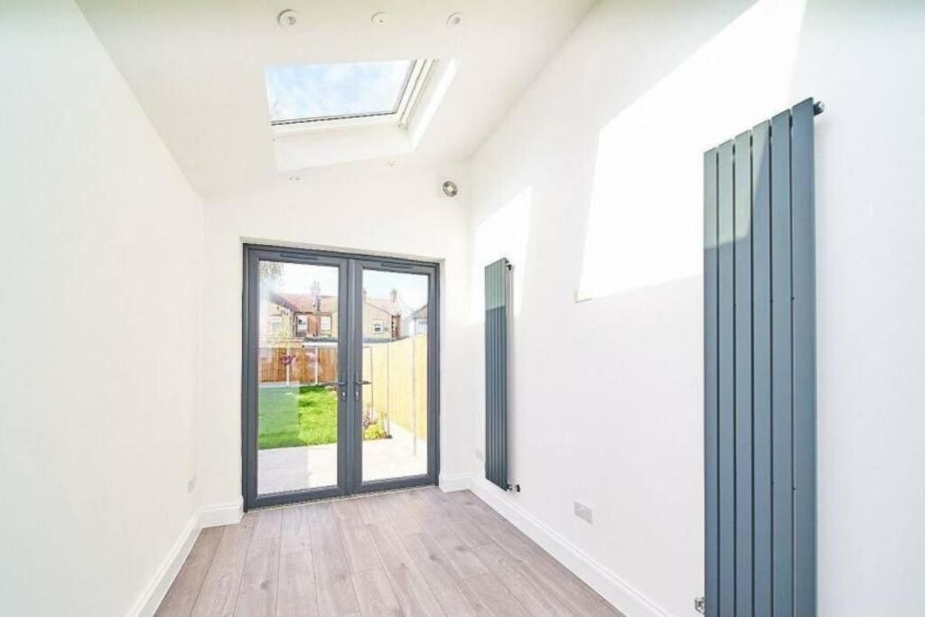 Spacious 4br House, London, Sleeps 9, Parking Available Apartamento Londres