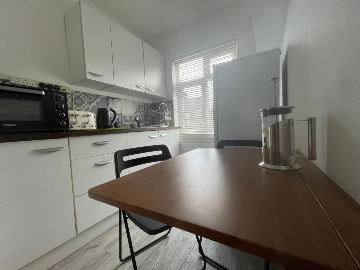 Entire House Floor Perfect For Couples & Freelancers - Available For Single Too Guest house *