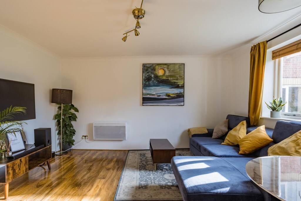 Bright &spacious One Bedroom Flat Off Canary Wharf * London