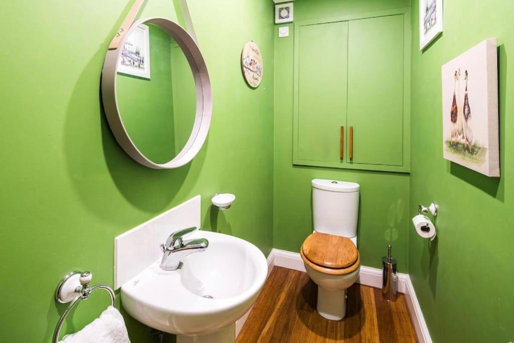 Apartment Where Style & Convenience Combine- Photo Id Required *