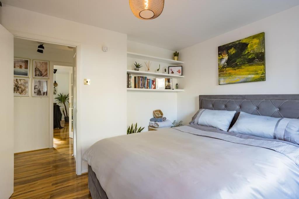 Bright &spacious One Bedroom Flat Off Canary Wharf * London