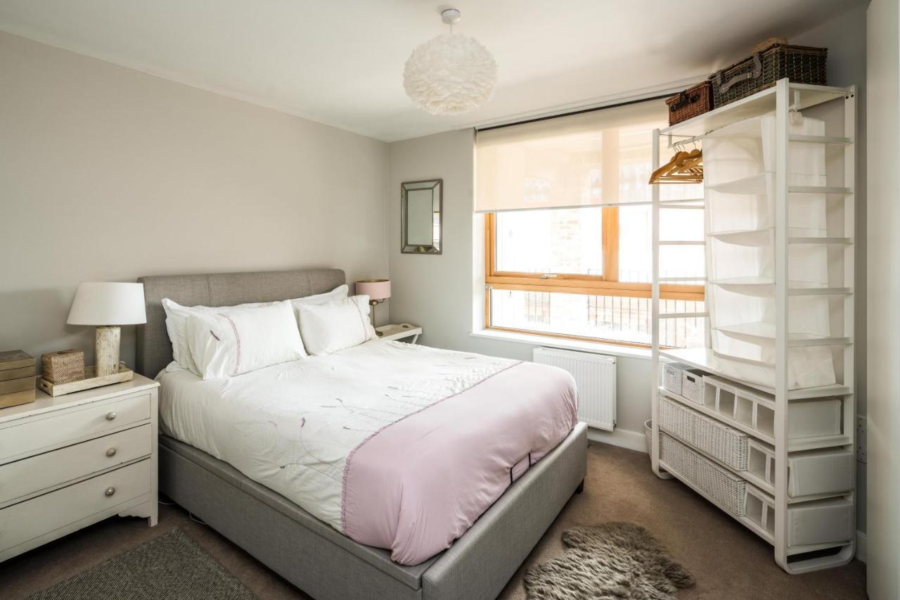 Shiny & Comfy With Underground Links Nearby! Apartment London