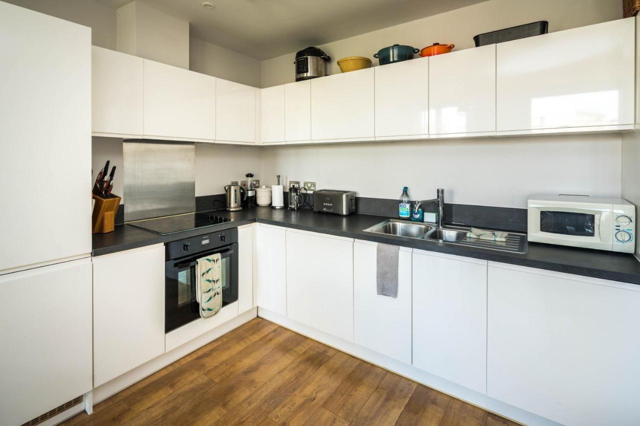 Apartment Shiny & Comfy With Underground Links Nearby!