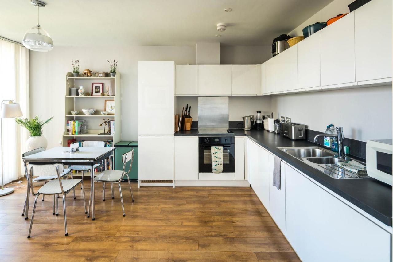 Shiny & Comfy With Underground Links Nearby! London