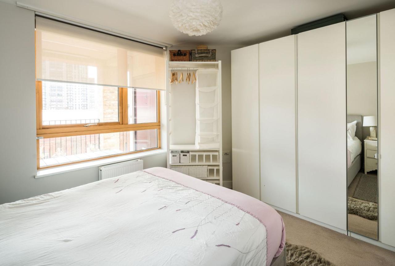 Shiny & Comfy With Underground Links Nearby! Apartment