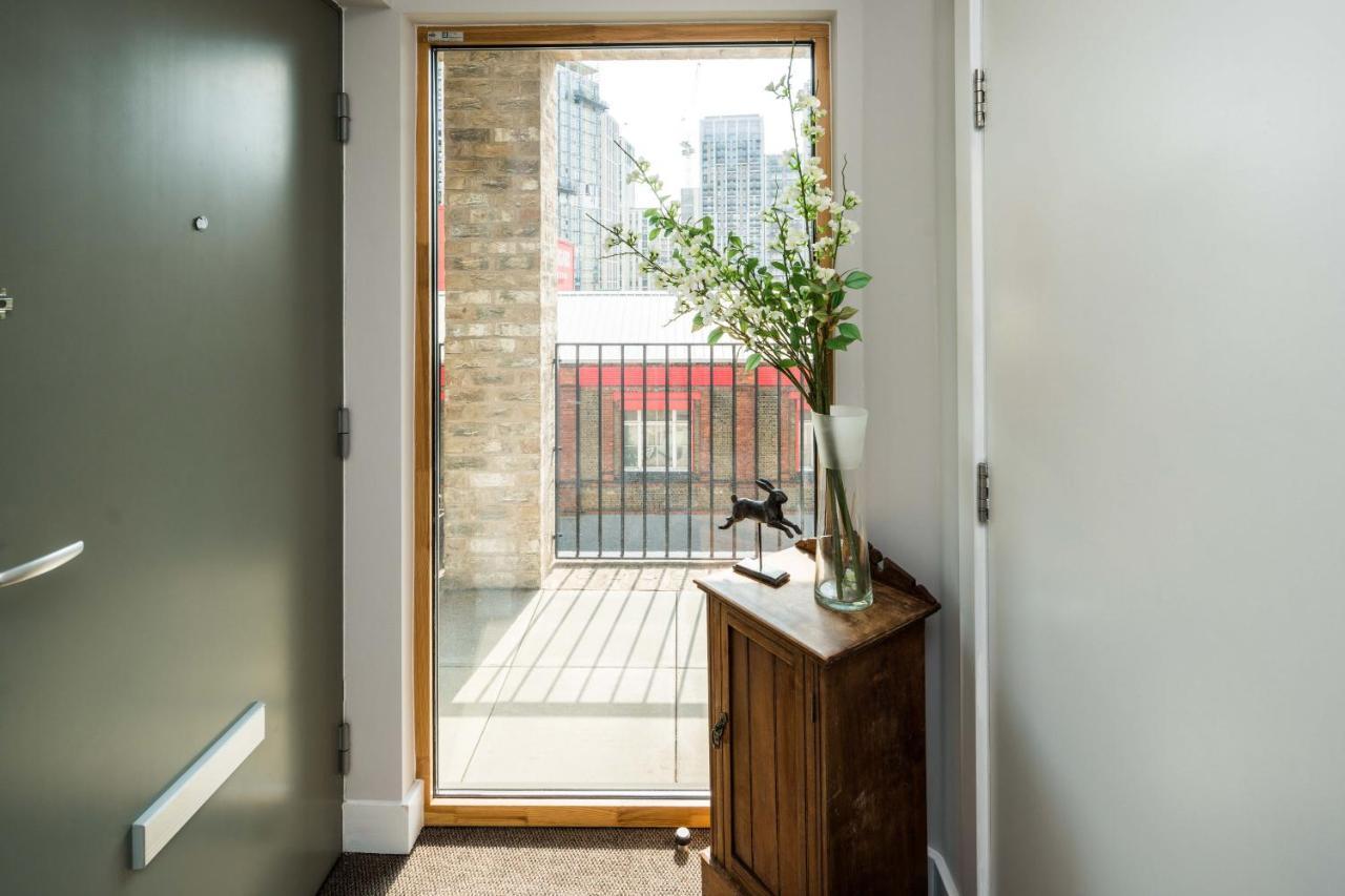 Shiny & Comfy With Underground Links Nearby! London