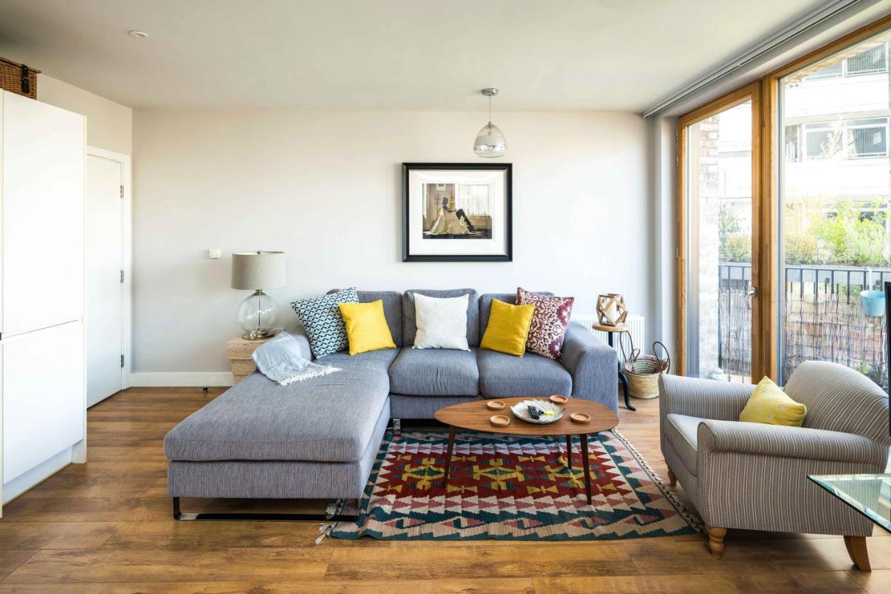 Shiny & Comfy With Underground Links Nearby! Apartment *