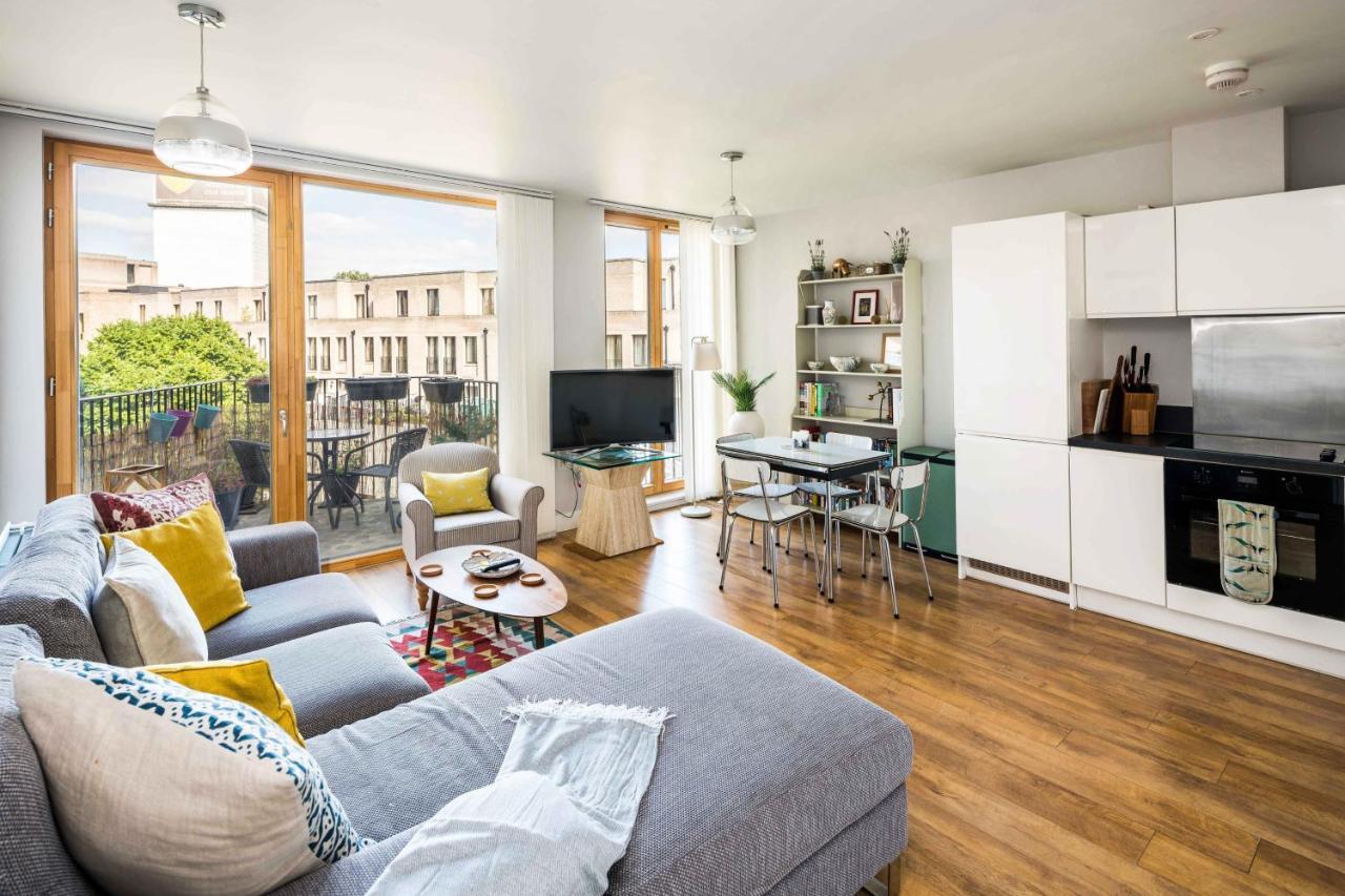 Shiny & Comfy With Underground Links Nearby! Apartment *