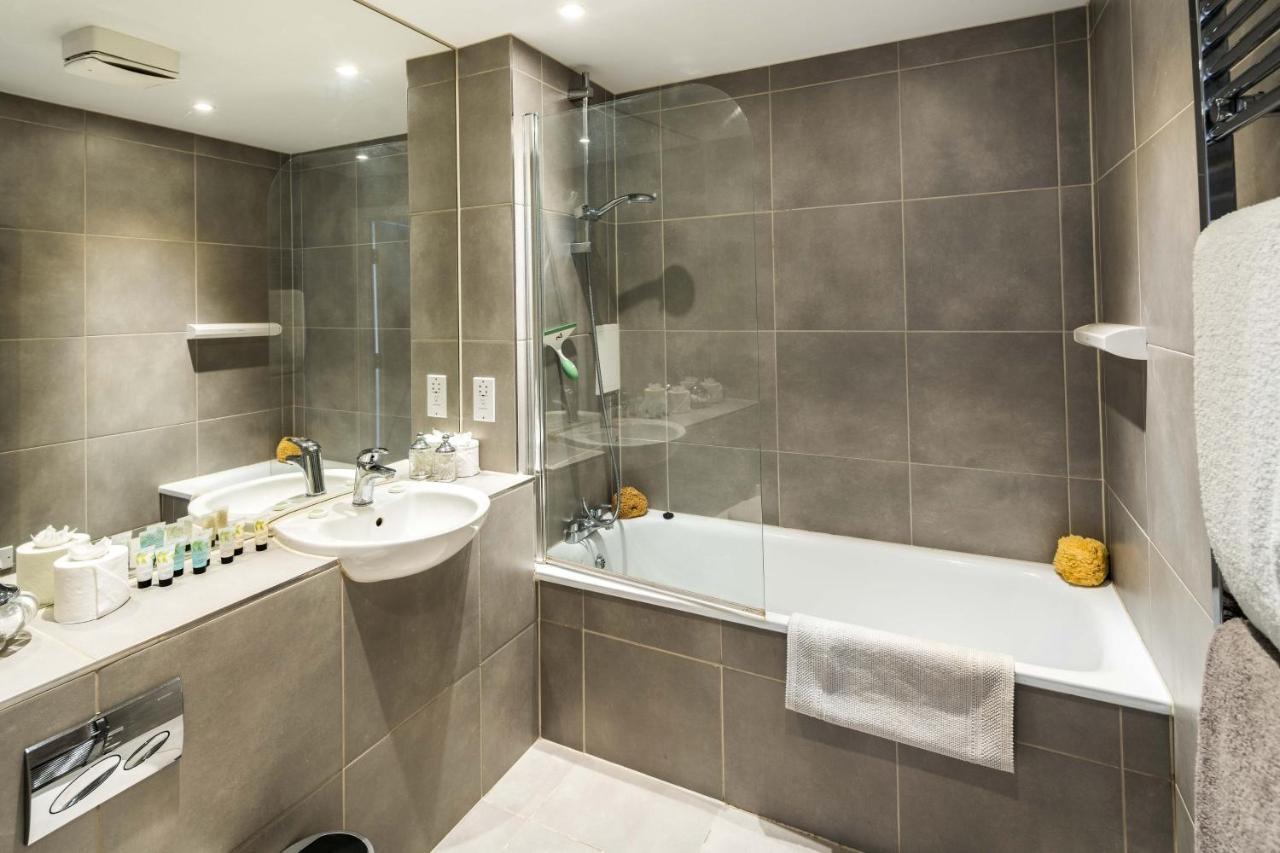 Shiny & Comfy With Underground Links Nearby! Apartment