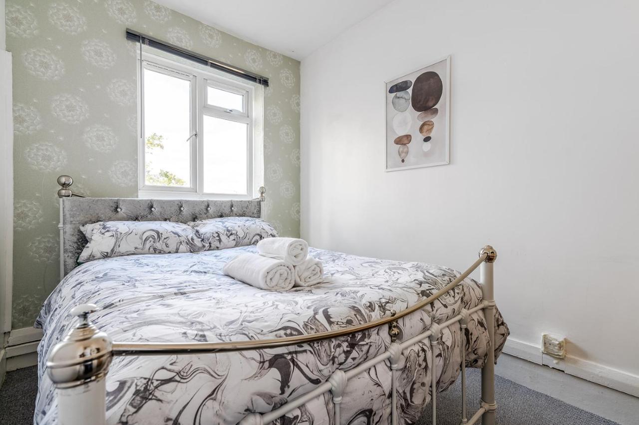 Astonishing Two Bedroom In Nelson Apartment London