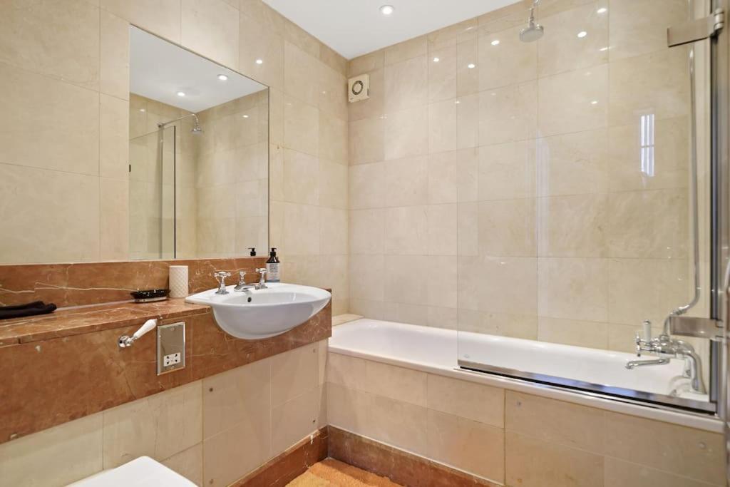 Three Bedroom In Sloane Square Apartment London