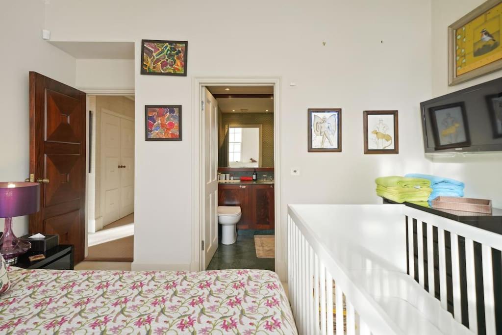 Three Bedroom In Sloane Square Apartment London