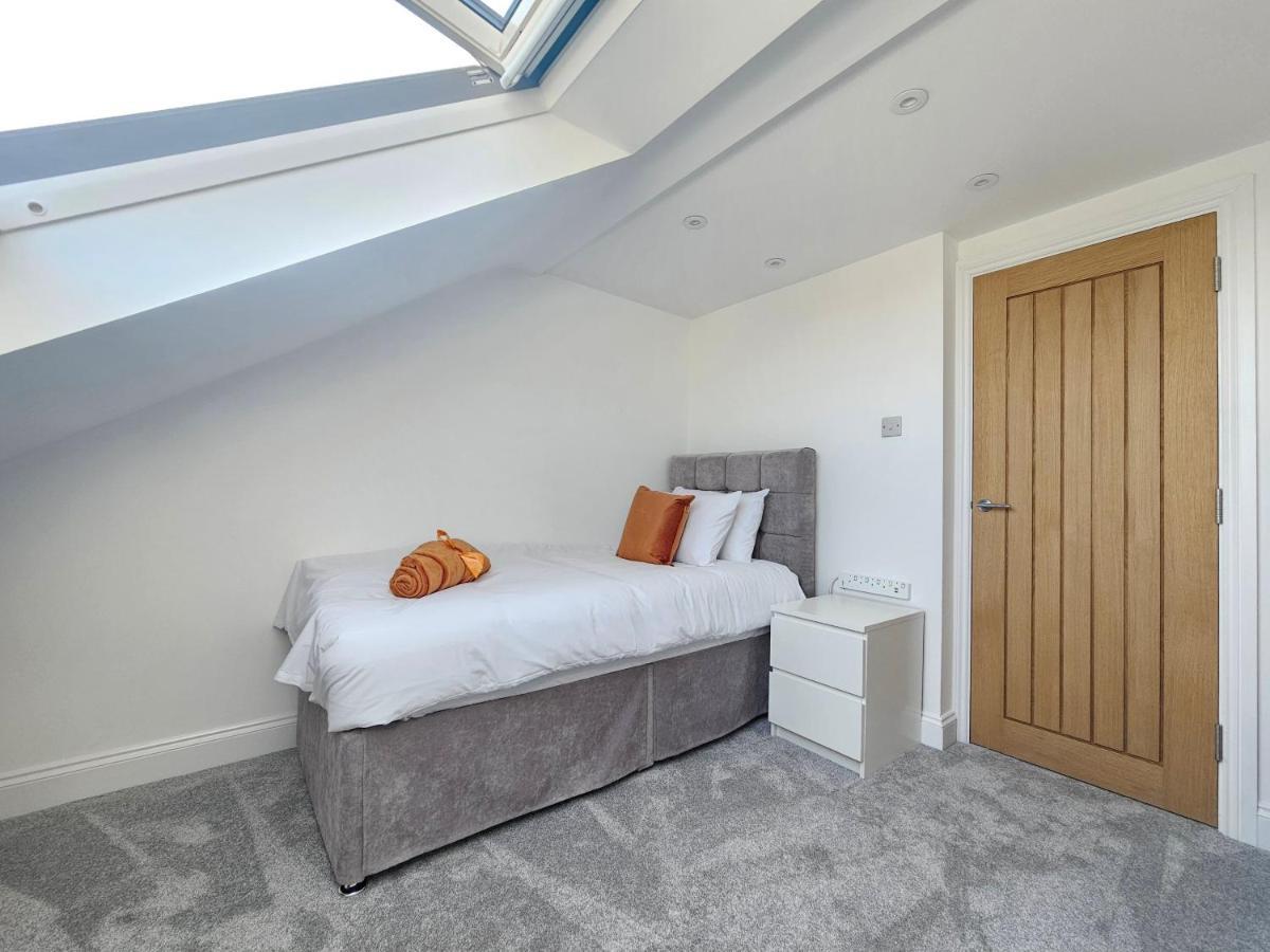 Spacious 4br House, London, Sleeps 9, Parking Available Londres