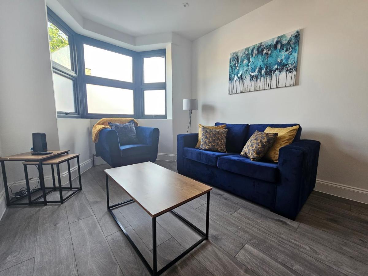 Spacious 4br House, London, Sleeps 9, Parking Available Apartamento Londres
