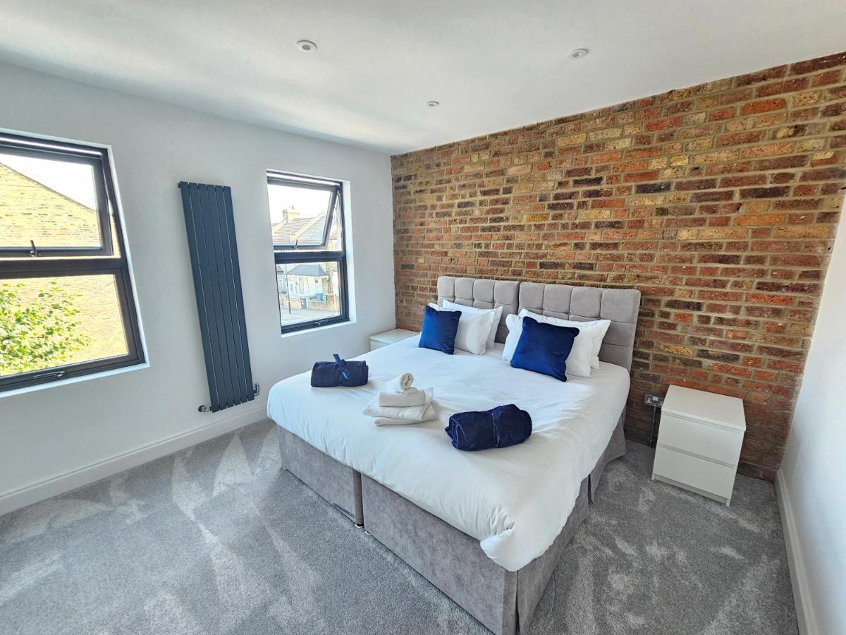 Spacious 4br House, London, Sleeps 9, Parking Available Apartamento *