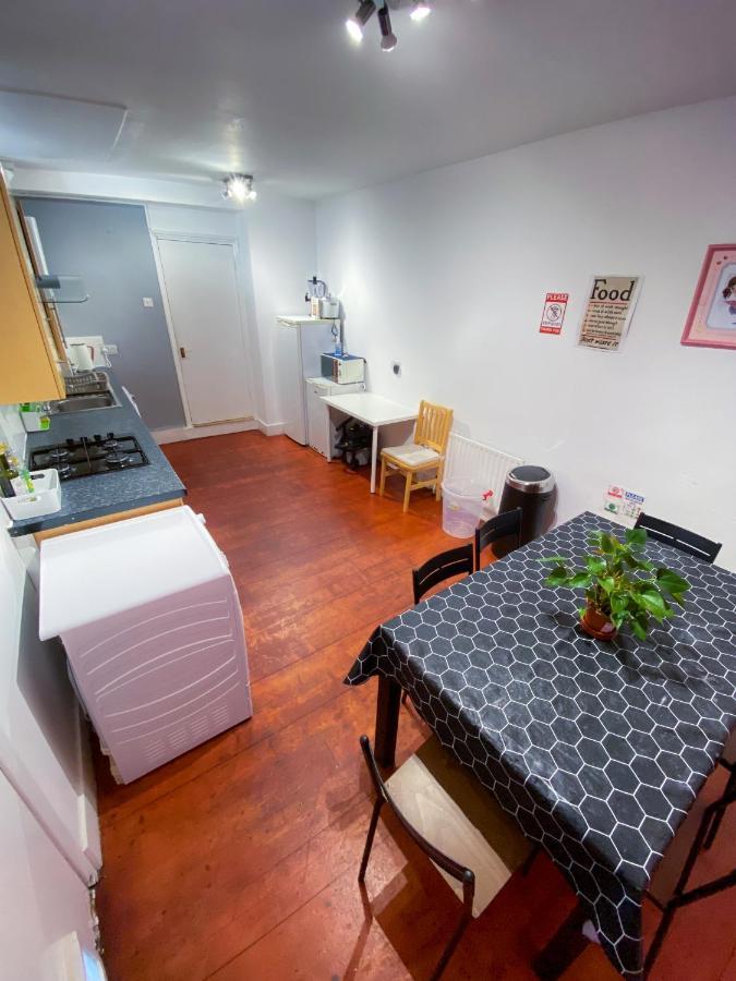 4 Bedroom House Parking & Garden Near Central * London