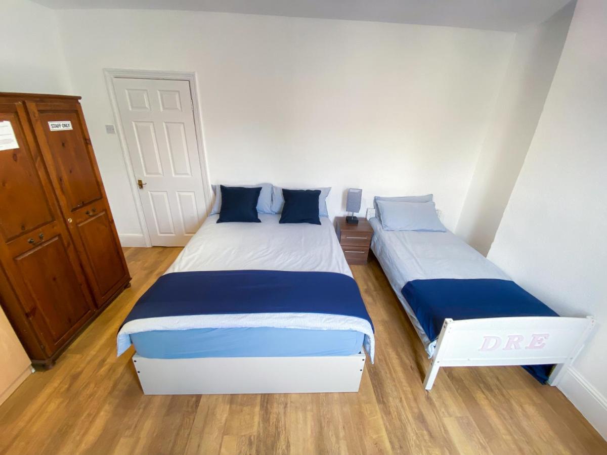 4 Bedroom House Parking & Garden Near Central London