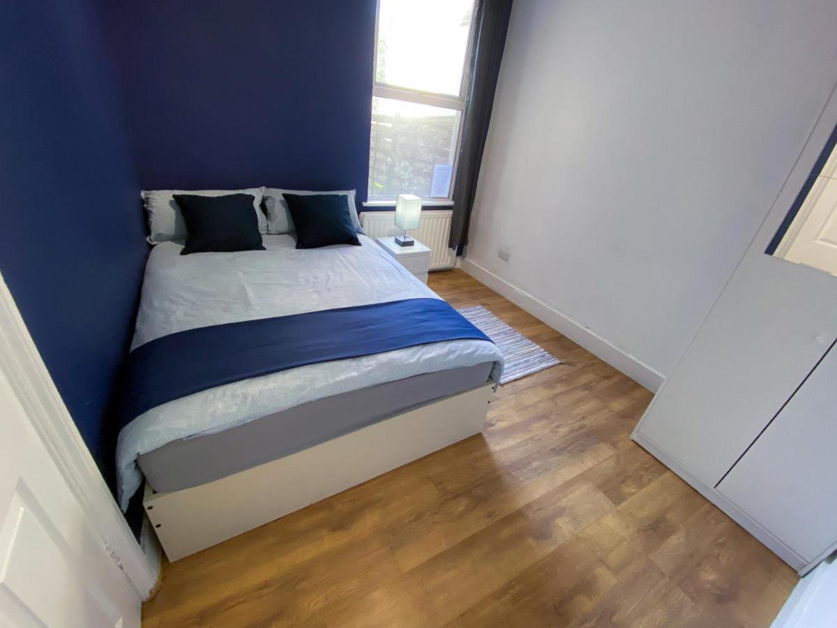 4 Bedroom House Parking & Garden Near Central * London