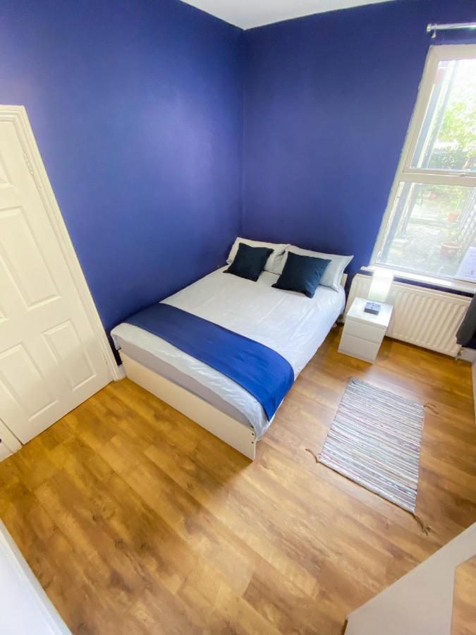 4 Bedroom House Parking & Garden Near Central London