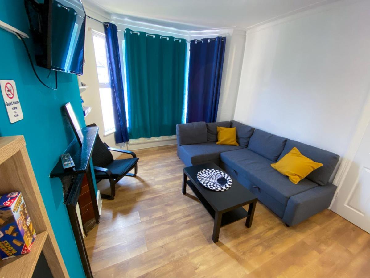 Holiday home 4 Bedroom House Parking & Garden Near Central *
