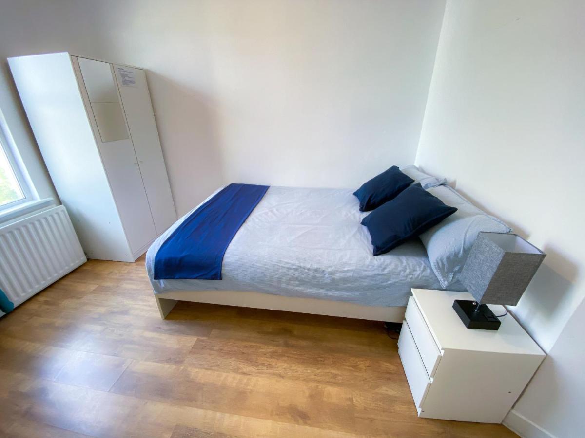 4 Bedroom House Parking & Garden Near Central * London