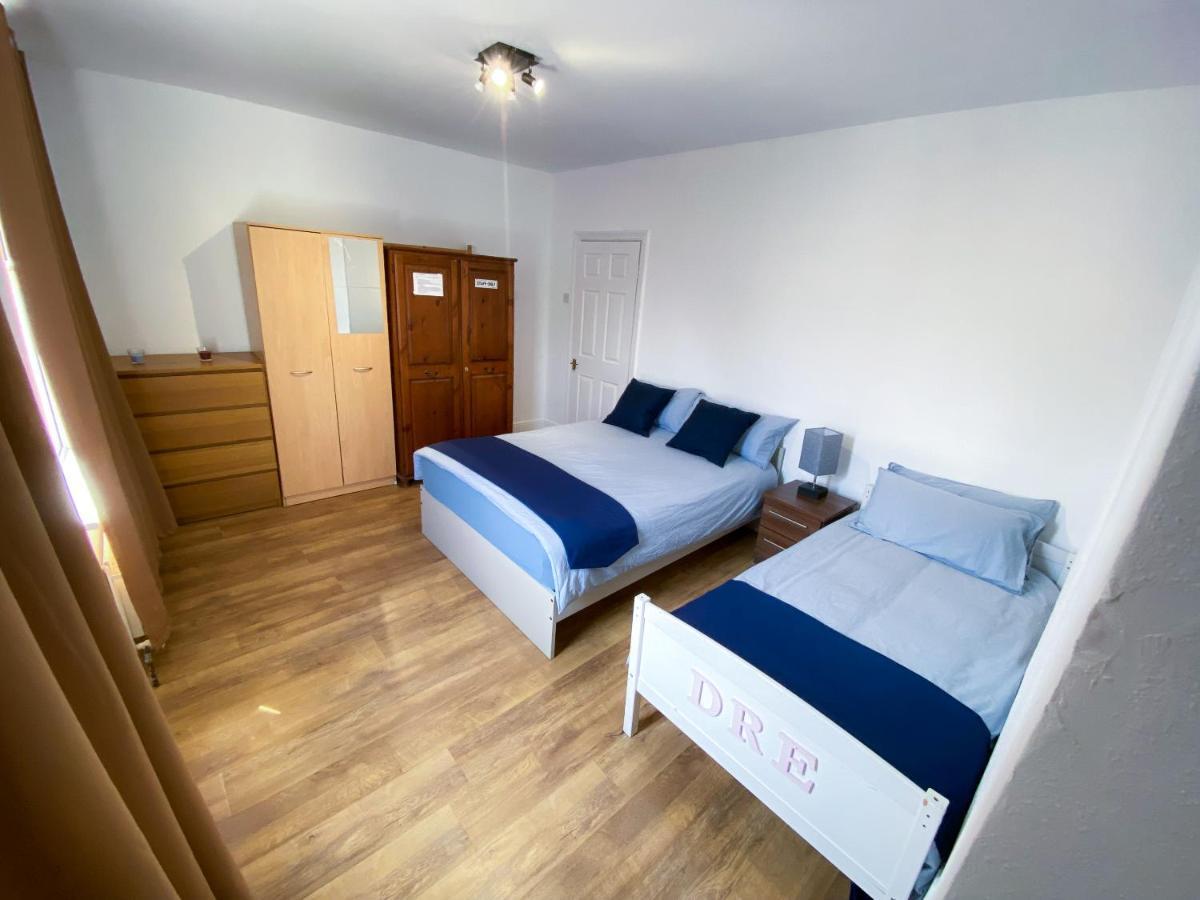 4 Bedroom House Parking & Garden Near Central Holiday home