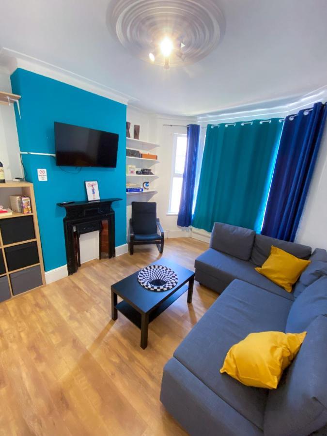 Holiday home 4 Bedroom House Parking & Garden Near Central