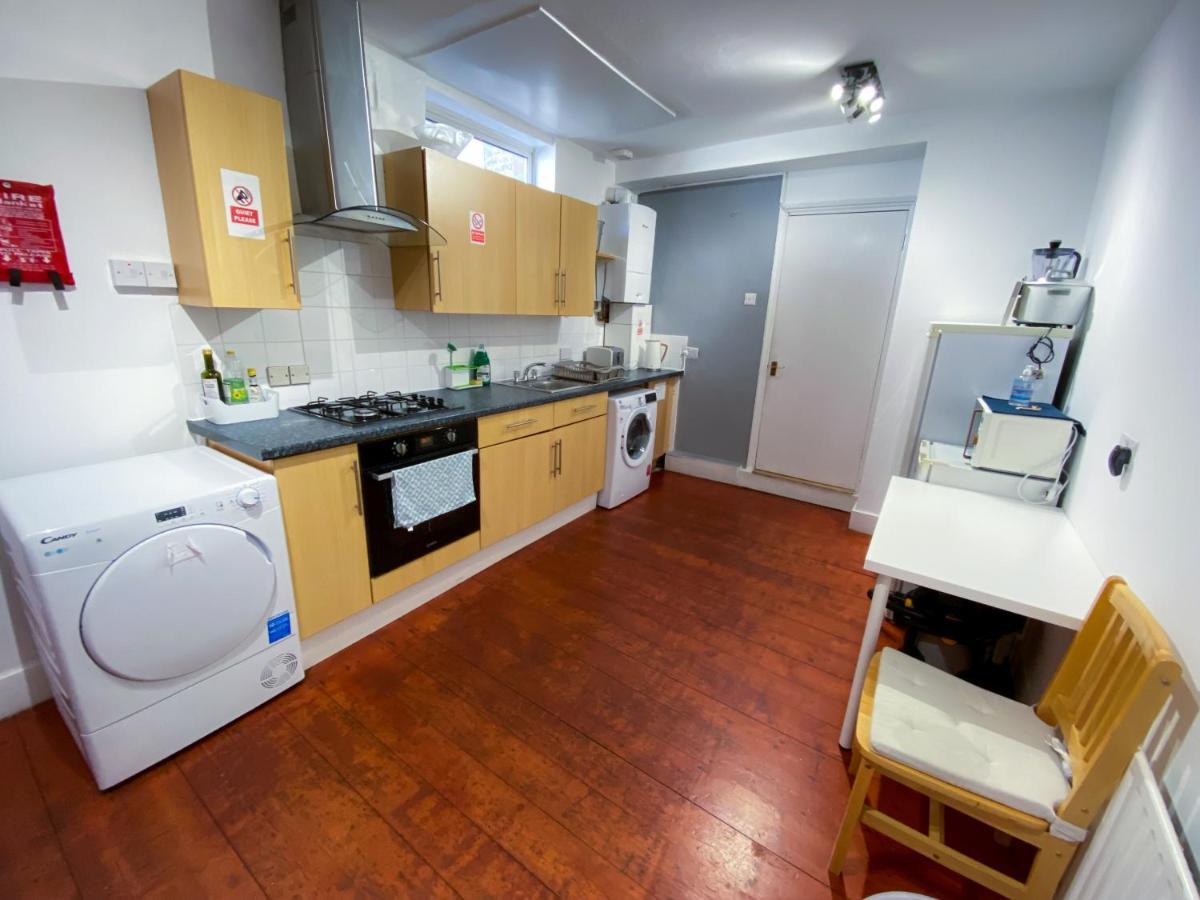 Holiday home 4 Bedroom House Parking & Garden Near Central *
