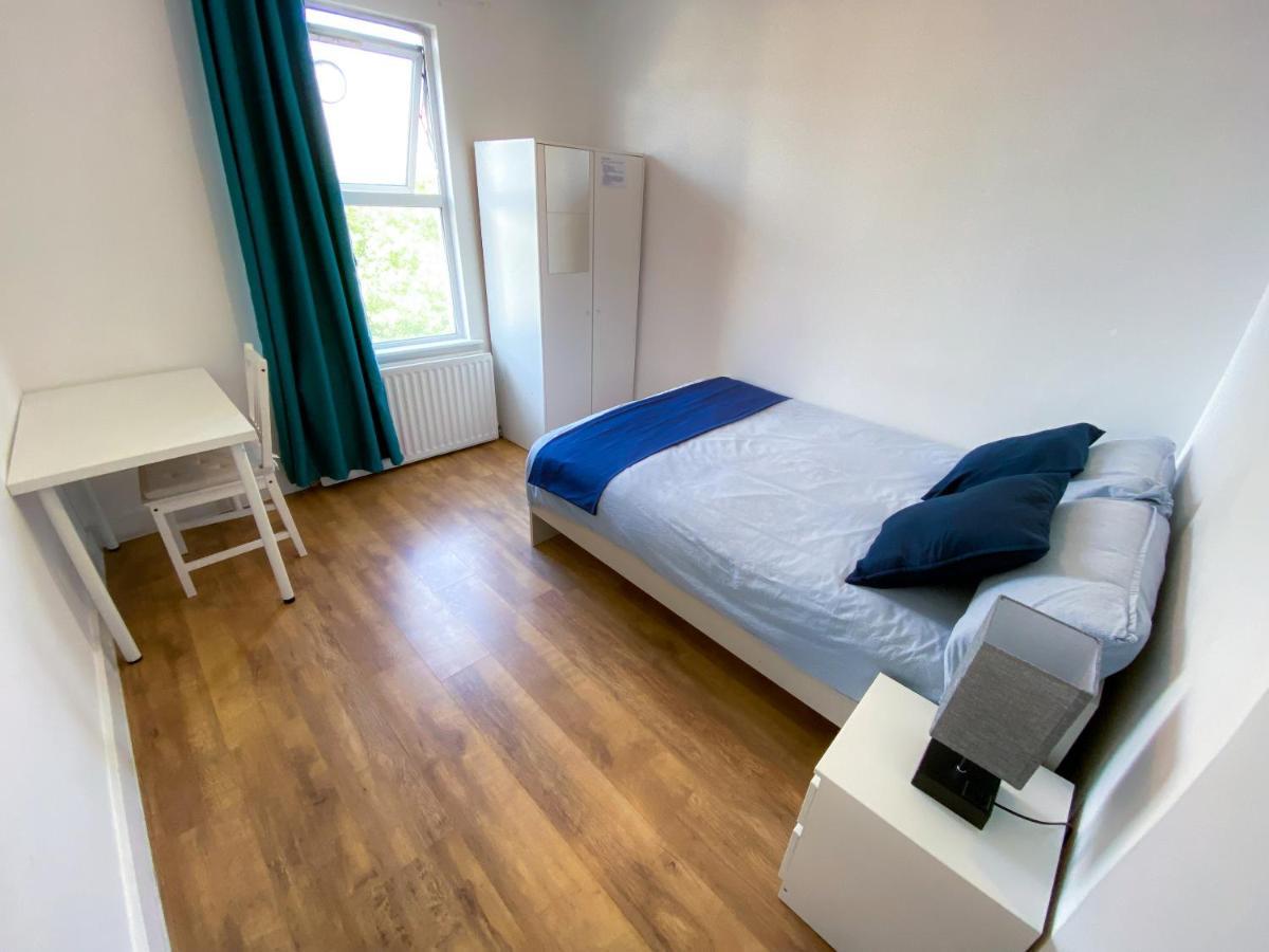 4 Bedroom House Parking & Garden Near Central Holiday home *