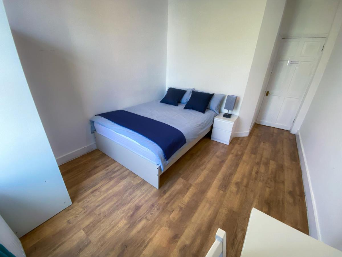 Holiday home 4 Bedroom House Parking & Garden Near Central *