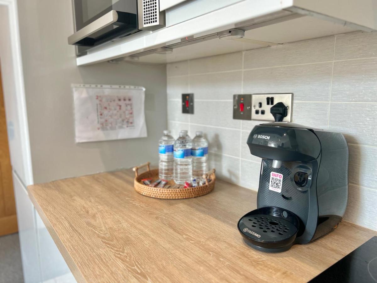 Stunning 2 Bed 2 Bath Luxury Apartment! London