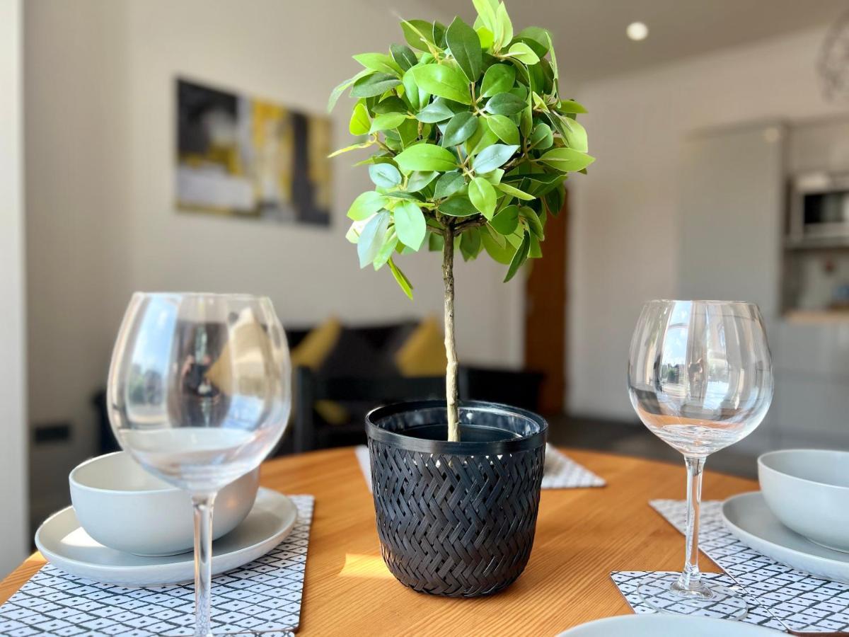 Stunning 2 Bed 2 Bath Luxury Apartment! London