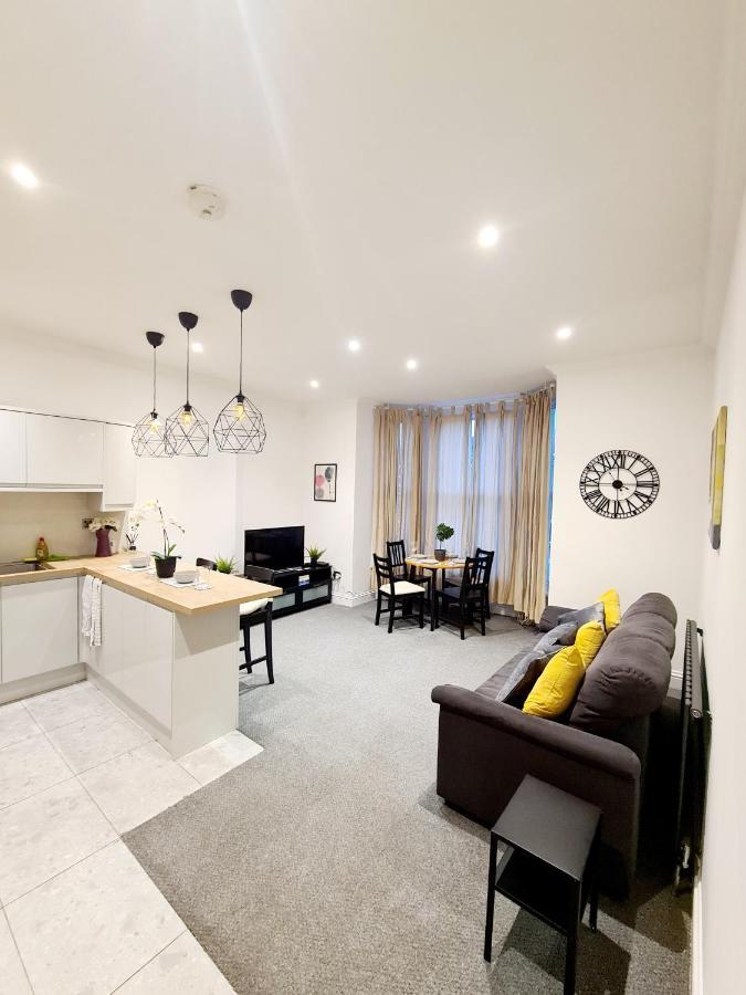 Stunning 2 Bed 2 Bath Luxury Apartment! London