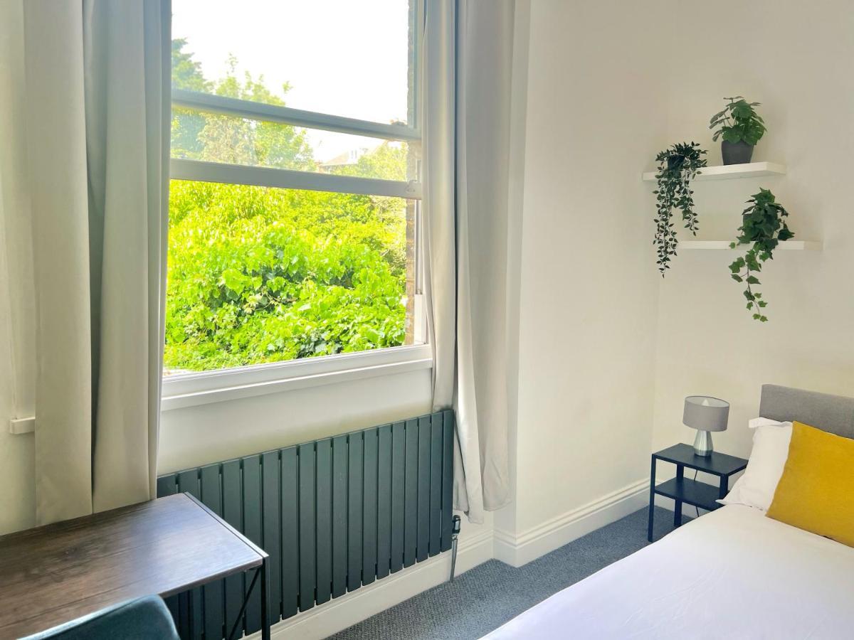 Stunning 2 Bed 2 Bath Luxury Apartment! London