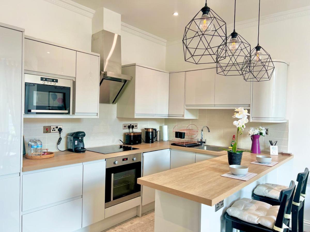 Stunning 2 Bed 2 Bath Luxury Apartment! London